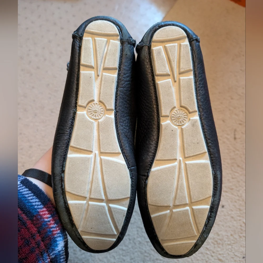 GUC Ugg Leather Flats - Size 7.5 - Black - Picture 2 of 6